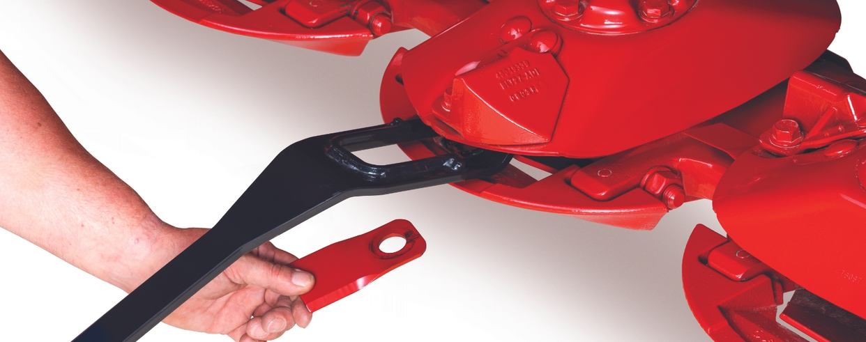 SAVE TIME AND MOW BETTER WITH THE QUICKMAX™ KNIFE CHANGE SYSTEM